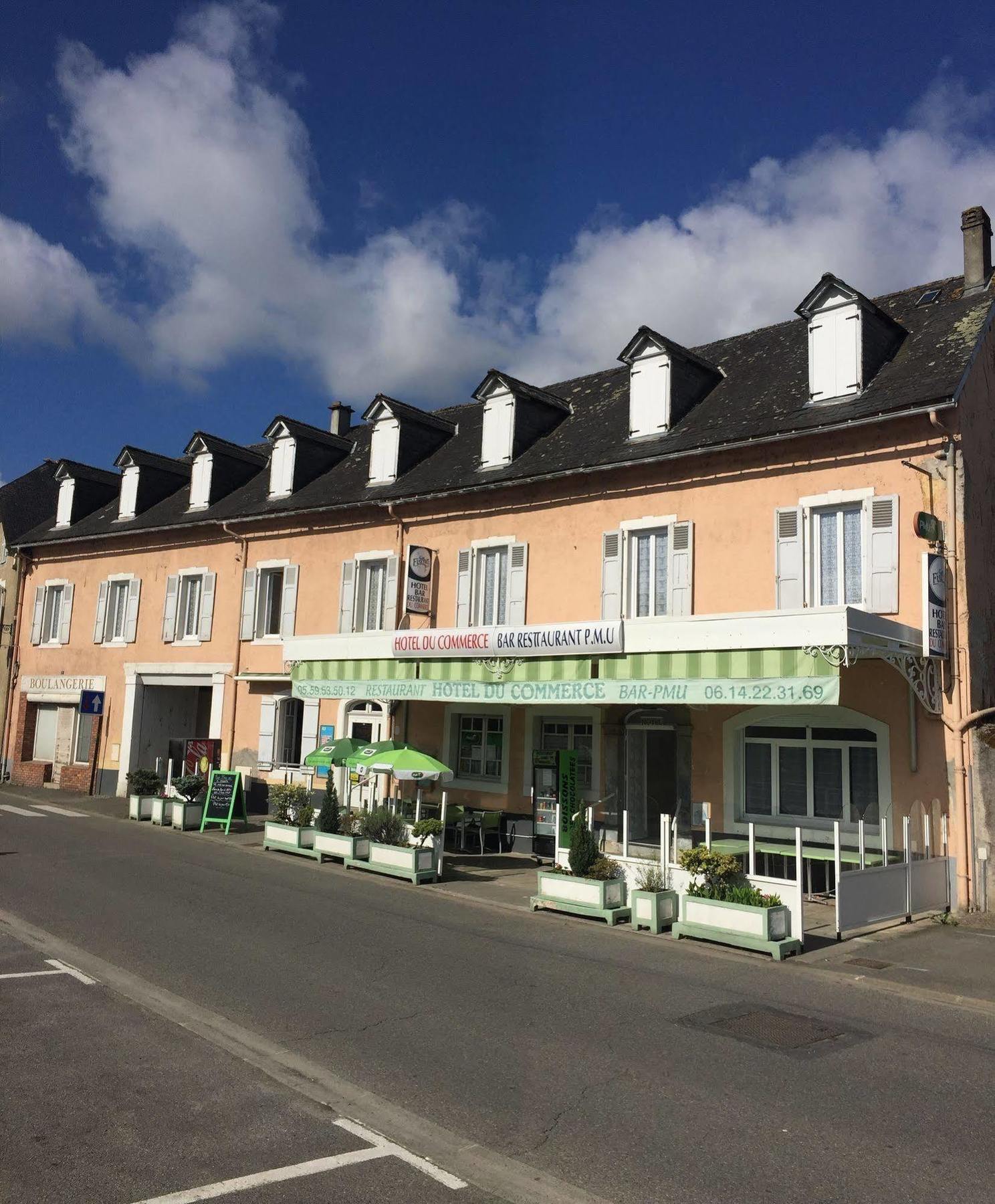 Hotel Du Commerce Pontacq Buitenkant foto