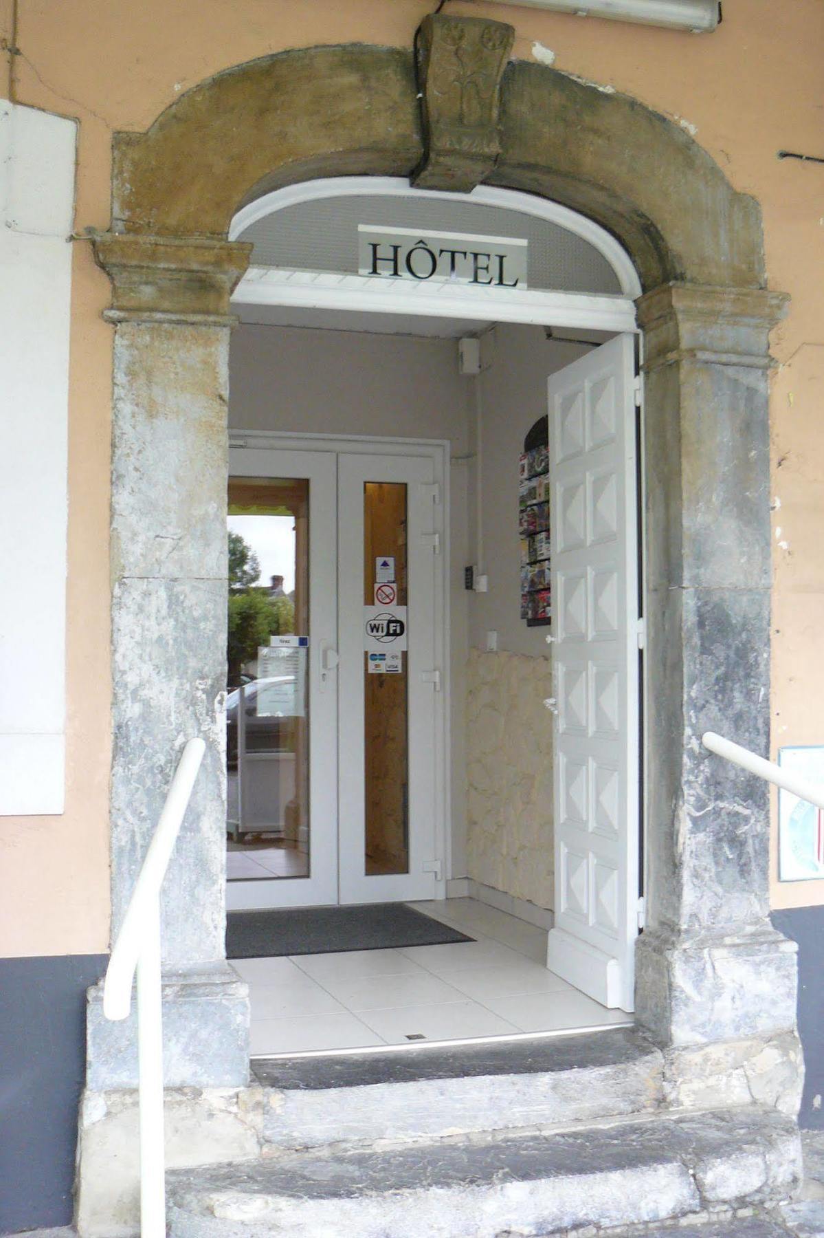 Hotel Du Commerce Pontacq Buitenkant foto