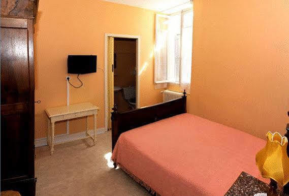 Hotel Du Commerce Pontacq Buitenkant foto